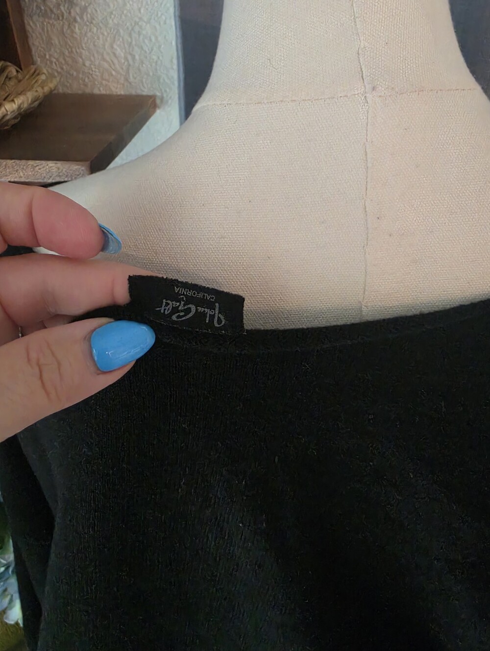 Brandy Melville Off Shoulder Cropped Sweater - Picture 4 of 4